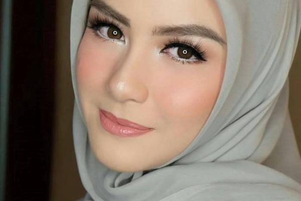 Hijab makeup simple tutorial tips natural look ideas grey wearing colours peachy orange outfittrends cheekbones blush enhance peach glowy while